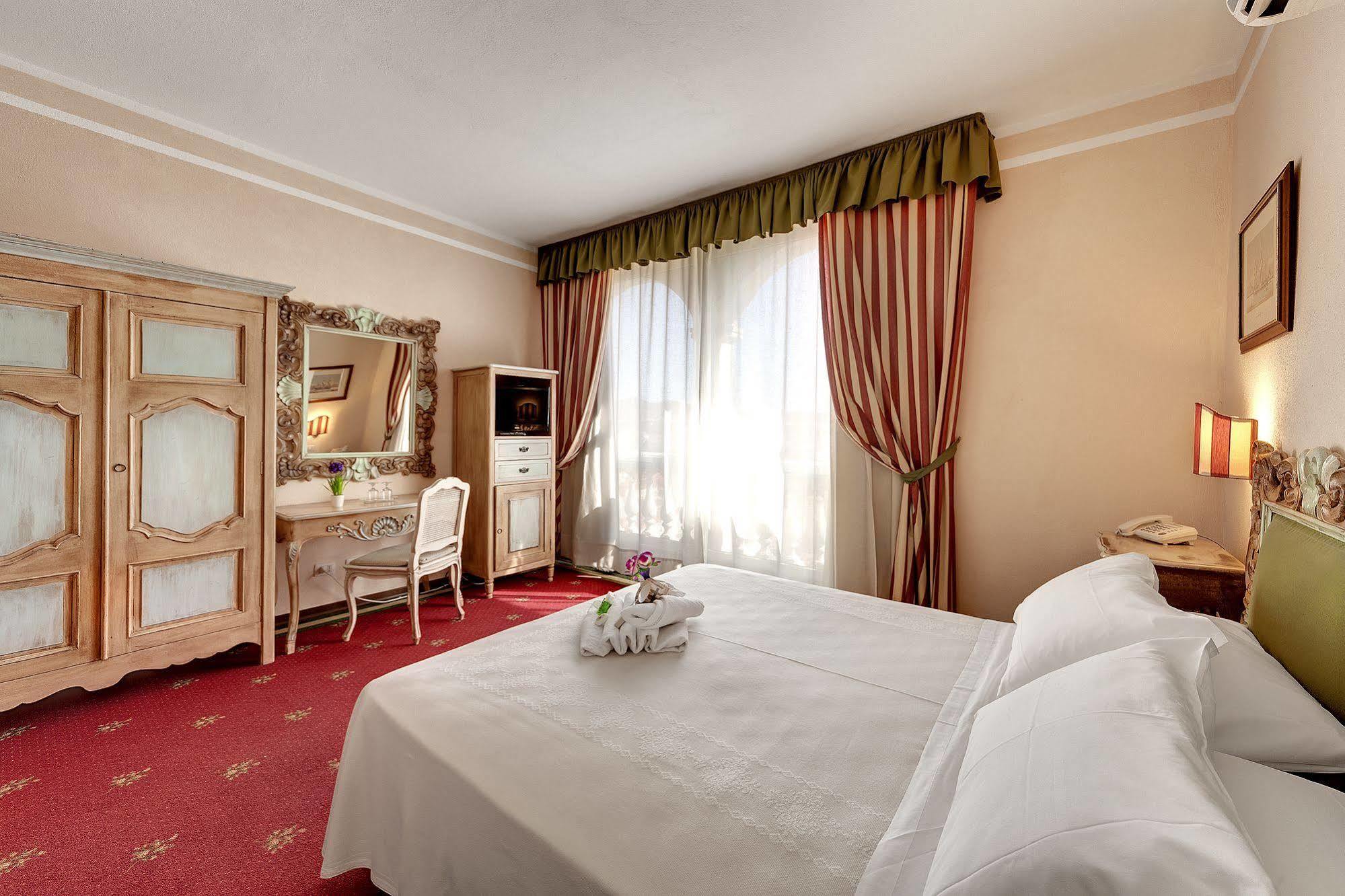 Colonna Palace Mediterraneo Hotel 4*